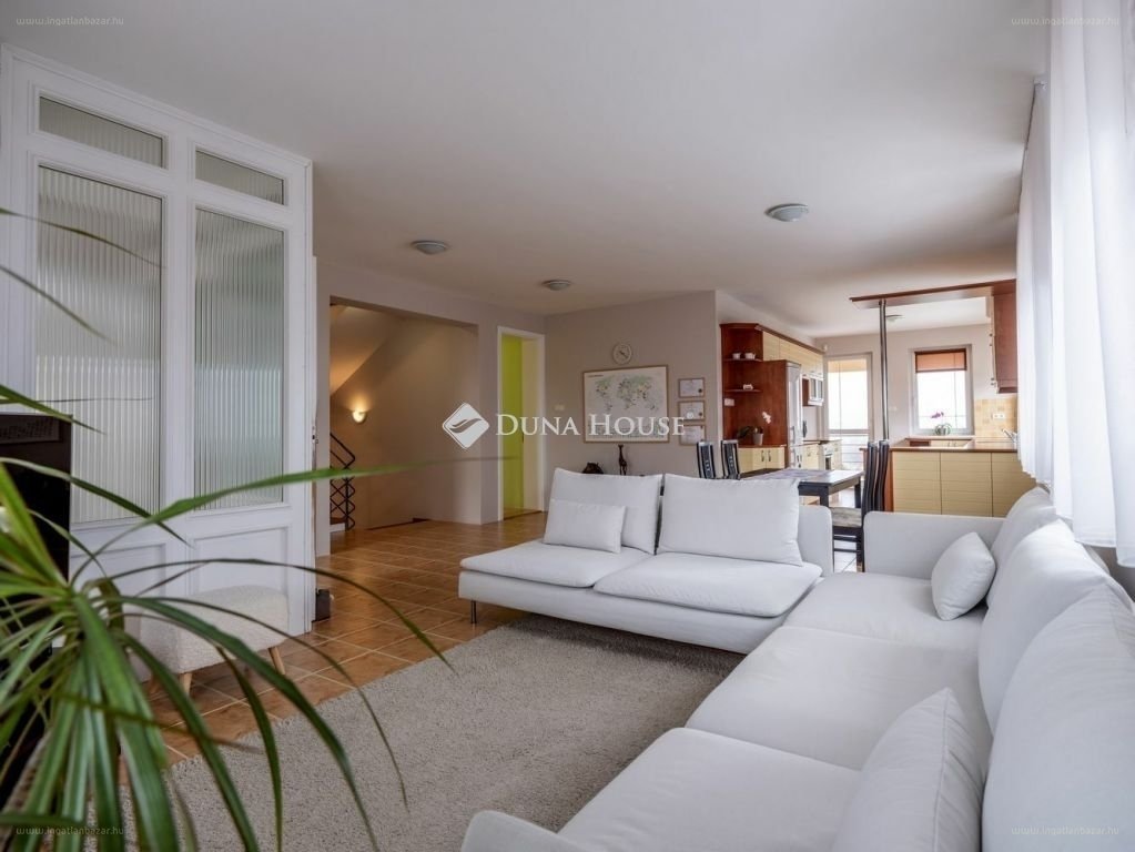 3 bed · 254m² · Ház · 198.500.000 ft
