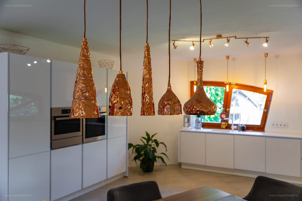 Ház · 6 hálószoba · 298 m² · 299.000.000 Ft