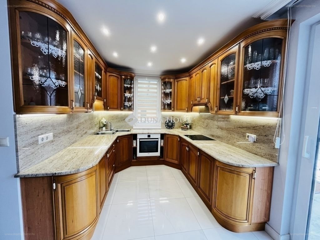 4 bed · 190m² · Ház · 124.000.000 ft