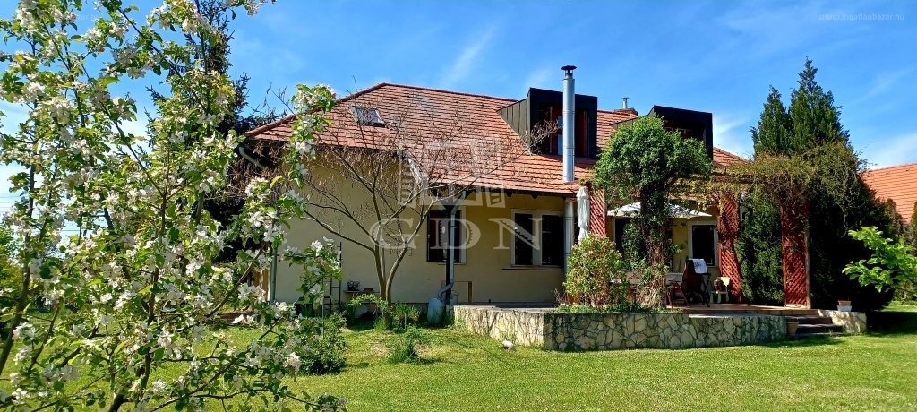 Ház · 8 hálószoba · 450 m² · 184.000.000 Ft
