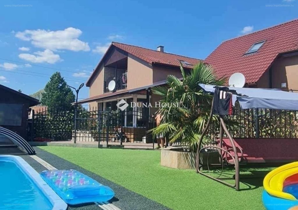 8 bed · 320m² · Családi ház · 200.000.000 ft