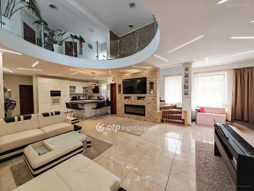 Ház · 7 hálószoba · 400 m² · 350.000.000 Ft