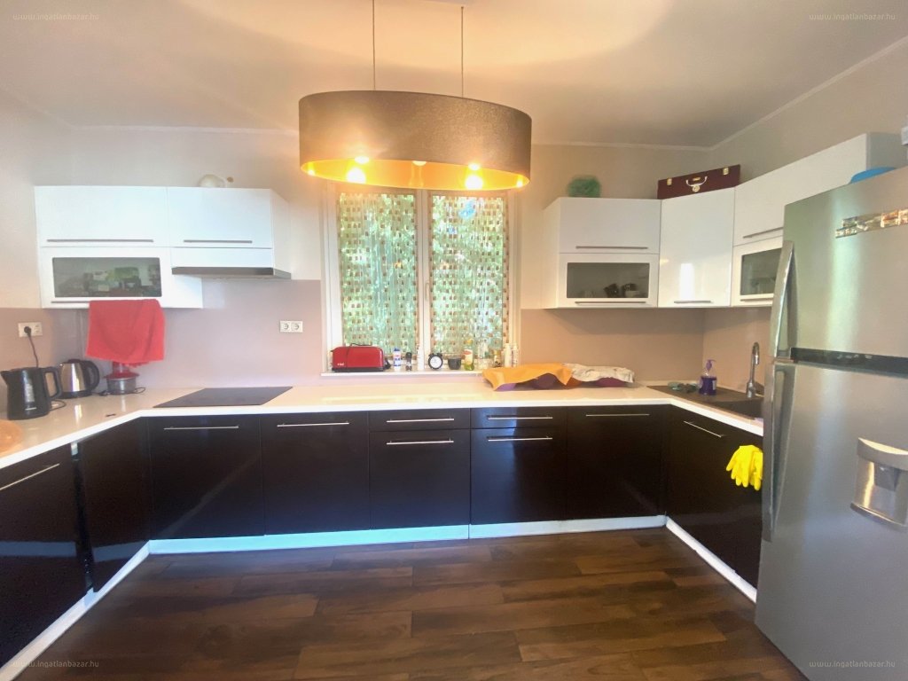 Ház · 6 hálószoba · 341 m² · 264.794.244 Ft