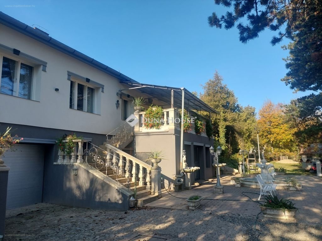 Ház · 8 hálószoba · 500 m² · 586.768.000 Ft