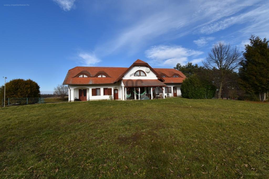 12 bed · 664m² · Családi ház · 115.000.000 ft