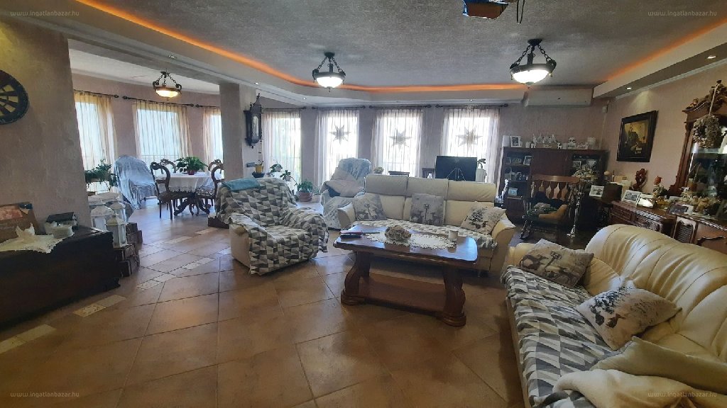 8 bed · 284m² · Családi ház · 179.900.000 ft
