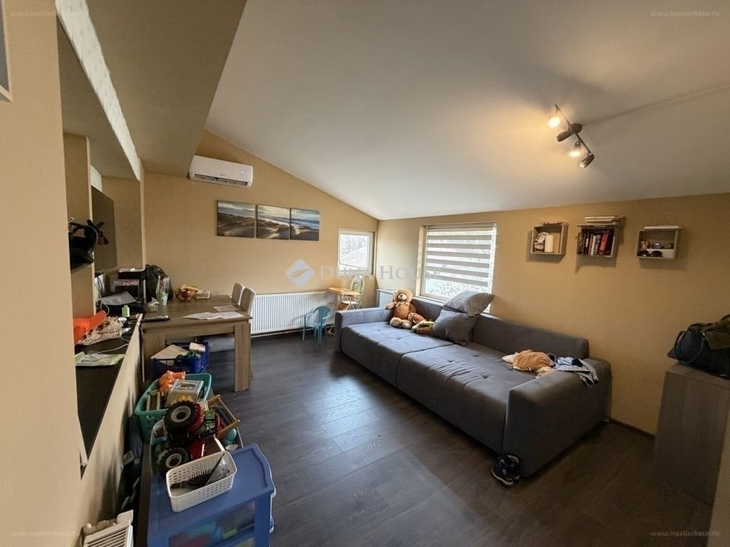 8 bed · 240m² · Ház · 64.400.000 ft
