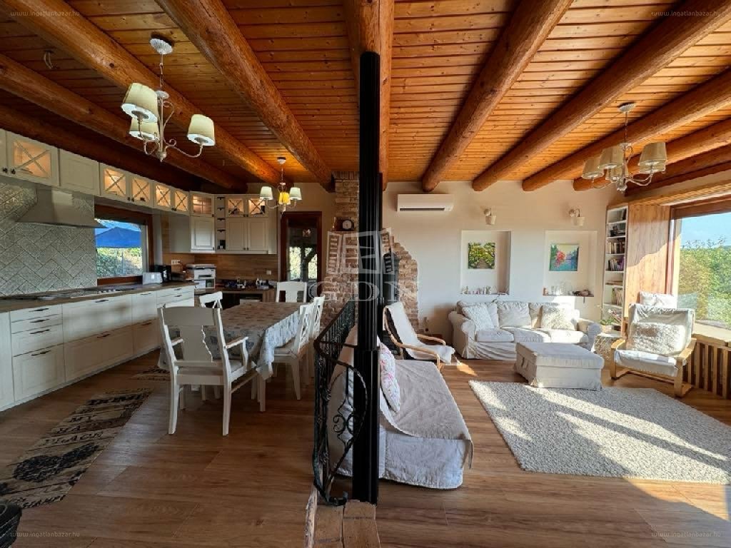 Ház · 4 hálószoba · 240 m² · 249.000.000 Ft