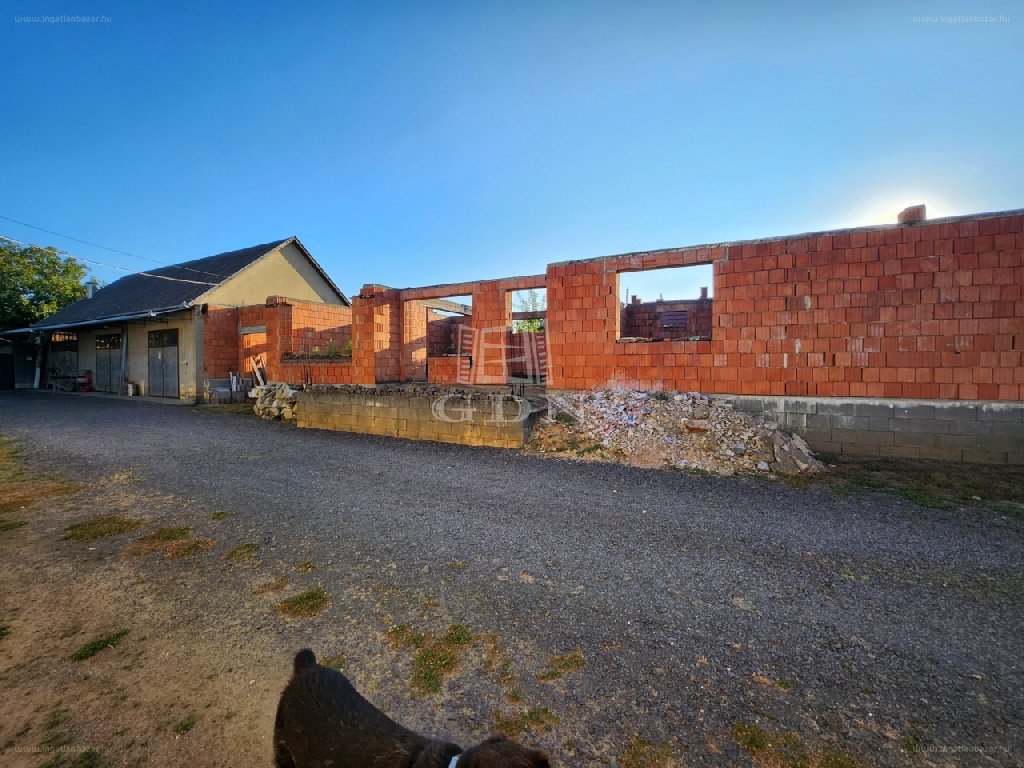 3 bed · 259m² · Ház · 29.990.000 ft