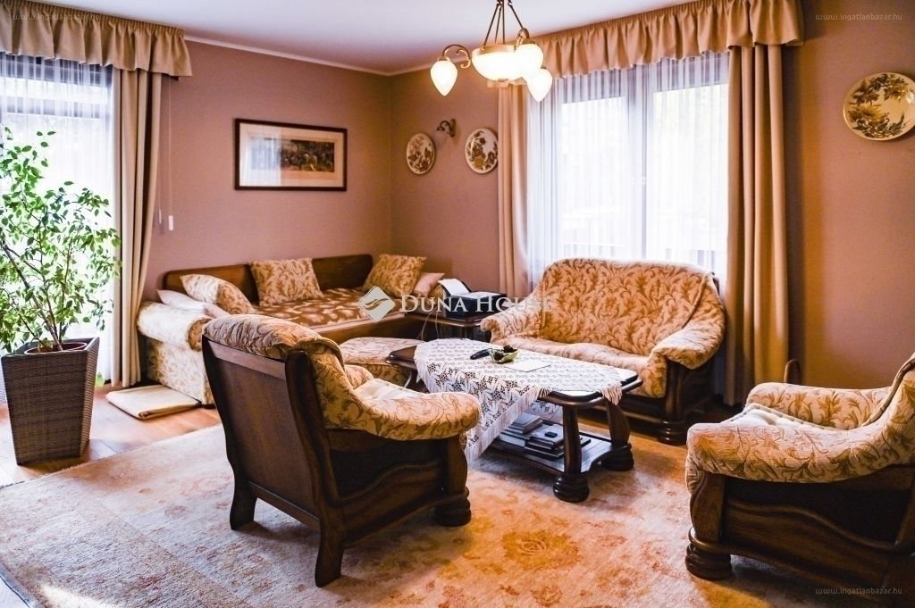 Ház · 7 hálószoba · 300 m² · 145.000.000 Ft