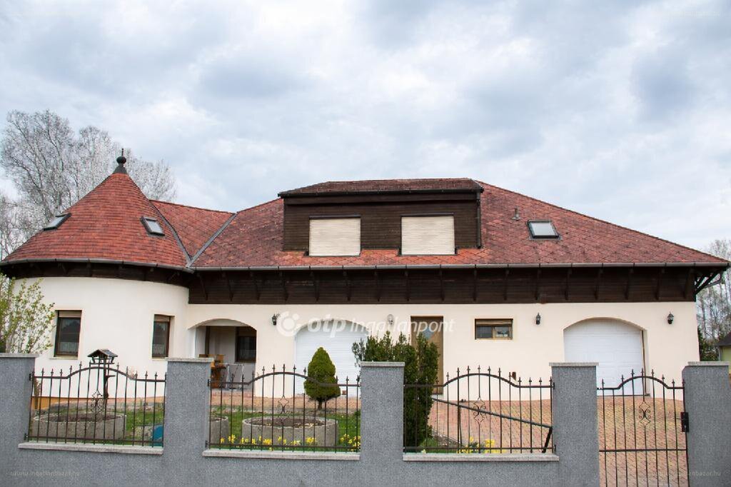 8 bed · 553m² · Családi ház · 159.900.000 ft