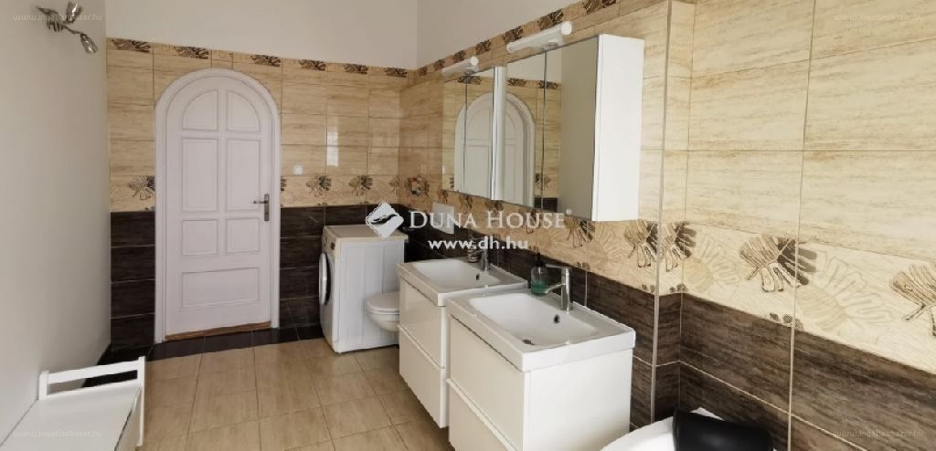 4 bed · 295m² · Családi ház · 194.500.000 ft