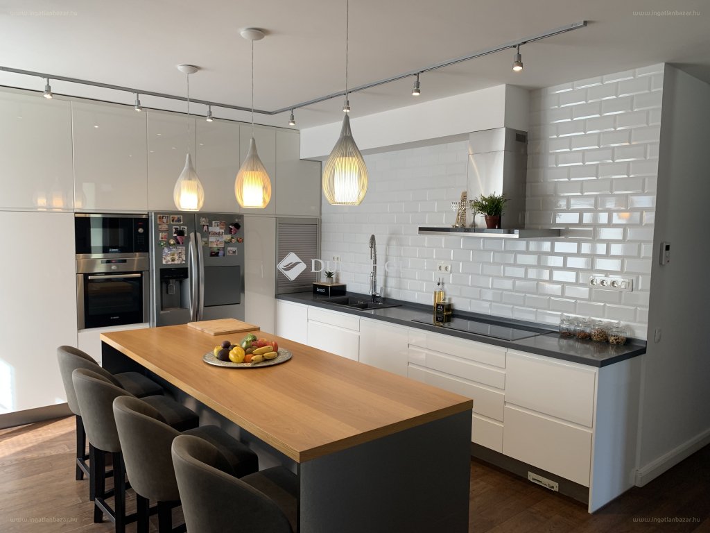 6 bed · 325m² · Családi ház · 382.000.000 ft